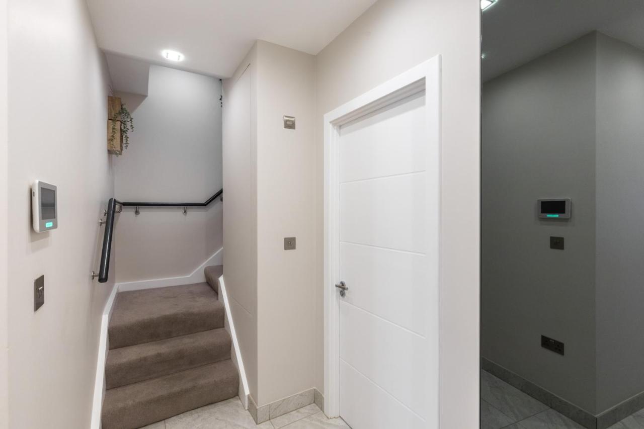 Stunning 2 Bed 2 Bath With Private Patio * Londres